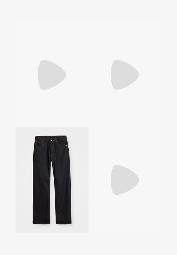 GANT STRIPE HEAVY RUGGER - Bluză cu mânecă lungă - iron red; Jeans negri din denim pentru bărbați, cu croială dreaptă, cinci buzunare și cusături portocalii, închidere cu nasture și fermoar pe talie.; O pereche de tenisi negri cu talpă joasă, cu șireturi, tălpi groase și detalii cu perforații în zona degetelor, pe un fundal simplu.; Geantă pentru laptop din piele maro cu o suprafață texturată, mânere superioare duale, curea ajustabilă și două catarame frontale pentru un detaliu suplimentar.