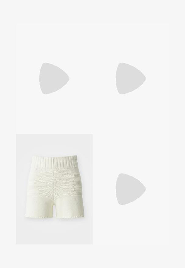 Bílý top bez ramínek s přiléhavým korzetem a zavazováním vpředu, zakončený vrstvenými volánky, vyrobený z jemné, lehké látky.; Pletené šortky v off-white barvě s ribbovaným pasem, které mají texturální kontrast mezi horní a dolní částí, lemované okraje.; Černé lakované kožené lodičky na podpatku se špičatou špičkou, štíhlým vysokým podpatkem a dvojitým elastickým páskem pro bezpečné nošení. Hladký, lesklý povrch.; Černá kožená taška s texturovaným povrchem, dvojitými horními uchy a odnímatelným ramenním popruhem; má zipové zapínání a vertikální švy.