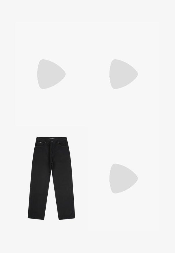 Olivno zelena bombažna majica s kratkimi rokavi, okroglo ovratnikom in črnim logotipom "adidas" natisnjenim na sprednji strani. Gladka tekstura.; Črne naravnost rezane kavbojke z gumbom in zadrgo spredaj, z zankami za pas in petimi žepi, položene na belo ozadje.; Rjave in modre kariraste hlače širokih nogavic, v kombinaciji z belimi čevlji, ki imajo črne poudarke in teksturirane podplate, na zeleni podlagi.; Črne sončne očala pravokotne oblike, narejene iz trdne plastike, z sivo toniranimi lečami in zlatim poudarkom ob strani.