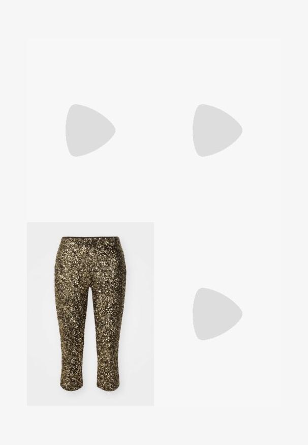 Weißes gerippte Crop-Top mit tiefem V-Ausschnitt und breiten Trägern. Etikett sichtbar mit Markenname "BDG" und Größe "S". Glatte Textur.; Goldene Pailletten-Capri-Hosen mit einer taillierten Passform und elastischem Bund, die eine glänzende, strukturierte Oberfläche haben, die das Licht einfängt.; Braune Lederkniehohe Stiefel mit spitzer Zehe und Stiletto-Absatz, die eine glatte Textur und ein minimalistisches Design aufweisen.; Massimo Dutti OVAL - Sonnenbrille - dark brown; Braune Lederhandtasche mit zwei stabilen Griffen, rechteckiger Form, glatter Oberfläche und Reißverschluss. Minimalistisches Design ohne sichtbare Muster.; Schwarzes Harzarmband mit einer glatten, glänzenden Oberfläche und abgerundeten Kanten. Verfügt über ein kleines goldfarbenes "Pilgrim"-Logo im Inneren.