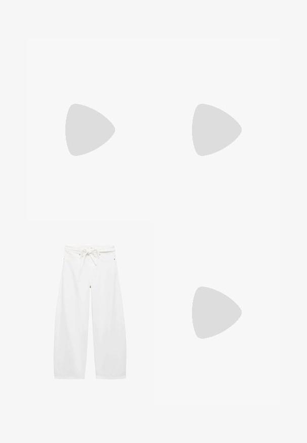 T-shirt blanc en coton à manches courtes, arborant le texte "MIDNIGHT IN PARIS" en couleur pêche, centré dans un design courbé.; Pantalons blancs à jambe large en tissu léger, dotés d'une taille à cordon de serrage, de deux poches avant et de simples accents en métal.; Sandale en cuir marron avec deux larges sangles, dotée de coutures décoratives et d'une boucle en ton doré. Design à semelle plate.; Sac à main en cuir marron avec une forme conique, des poignées robustes et des coutures blanches contrastées. Dispose d'une bandoulière amovible pour plus de polyvalence.