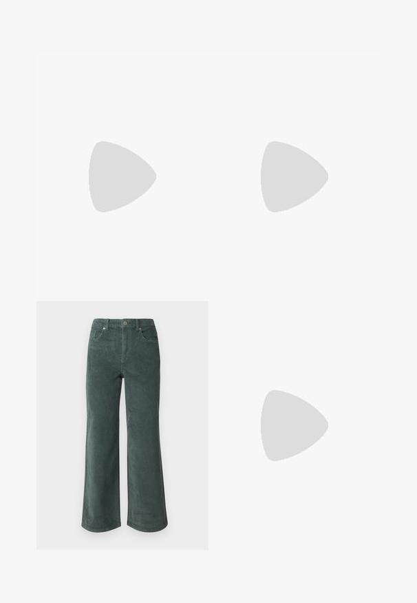 ONLY Petite ONLRYLEIGHT LIFE - Bluză cu mânecă lungă - black/bright white; Vero Moda Petite VMTESSA PANTS - Pantaloni - balsam green; Botine negre din piele cu talpă masivă și zimțată, cu sistem de șireturi și cârlig pentru tragere, pe fundal alb. ; Geantă hobou neagră, fabricată dintr-un material asemănător cu pielea, cu un mâner răsucit, având o formă moale și rotunjită și o închidere cu fermoar deasupra.; Cercei cercuri din aur cu un finisaj neted și strălucitor. Design circular cu un mic suport și un spate transparent pentru o purtare sigură.