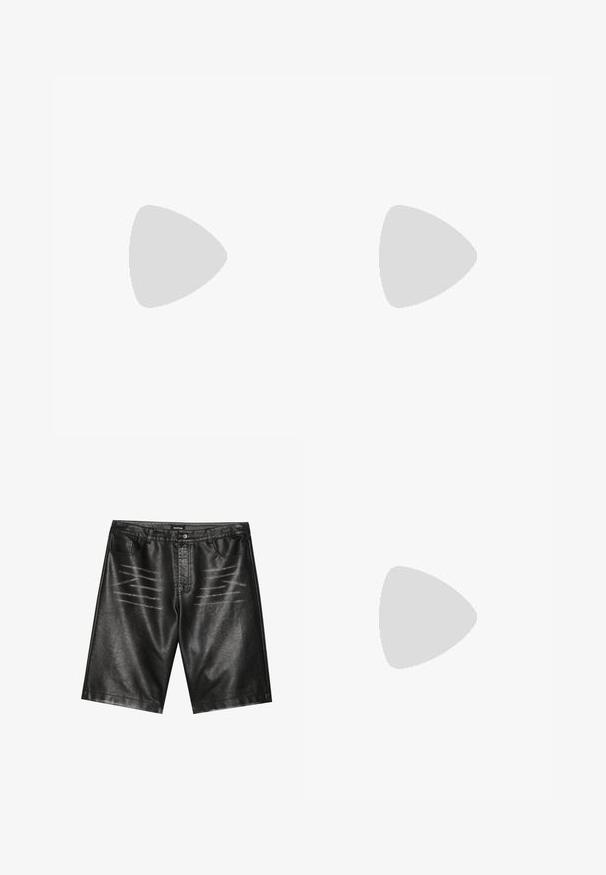 Schwarzes ärmelloses Top mit einer zentralen Reihe von Metallösen und Schnürdetails mit langen Bändern an beiden Seiten.; Schwarze Shorts aus Kunstleder mit glatter Textur, fünf Taschen und subtilen Streifenakzenten auf der Vorderseite. Klassisches gerades Design.; Graue Lederstiefel bis zur Wade mit einem lässigen Design, spitzer Zehenform und gestapelt Hohem Absatz. Auffällige Nähte im Bereich der Zehen.; Sonnenbrille mit rechteckigen schwarz-roten gemusterten Rahmen, grauen Gläsern und goldenen Akzenten an den Bügeln. Das Design ist schlank und modern.; Schlangenmuster-Tasche mit einem gebogenen Griff. Hergestellt aus strukturierten, beige- und braunfarbenen Materialien, die ein markantes Diamantmuster aufweisen.