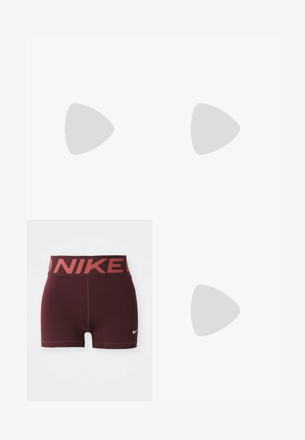 Zkrácený tričko s krátkým rukávem v barvě prašné růže, vyrobené z měkkého materiálu. Na přední straně má embosovaný text "PROJECT ROCK" a "STOP FOR NOTHING".; Burgundské sportovní šortky s širokým pasem, na kterém je bílé logo "NIKE" v kontrastní červené barvě. Vyrobeny z hladkého, elastického materiálu.; Nike Performance VOMERO 18 - Silniční běžecké boty - pale ivory/dark team red/red sepia/silt red/phantom; Sportovní sluneční brýle s bílým rámem, velkými zakřivenými čočkami s fialovým gradientem a černými akcenty. Texturovaný gumový nosník pro lepší uchopení.