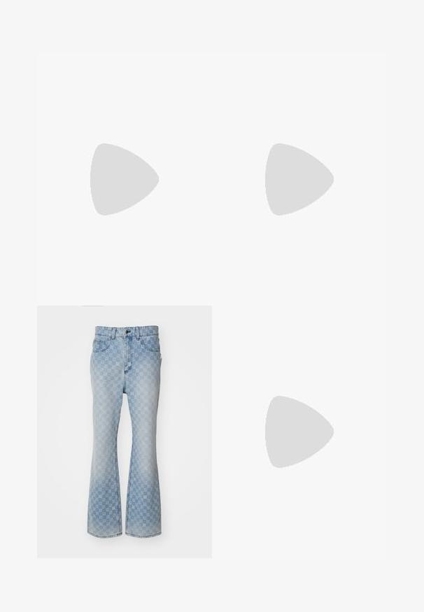 Kremfarget polo-skjorte med V-hals-design som har marineblå og hvite stripete detaljer, korte ermer og en liten logo på venstre bryst.; Lyseblå denimbellbukser med et mønster av logoer over hele, fem lommer, knappelukking og en lett falmet finish.; Sportssko med en hvit skinnoverdel, grå semsket tå og tre svarte striper. Har en blå logo på tungen og en teksturert gummisåle.; Svarte rektangulære solbriller med mørke linser. Plastisk ramme med glansfull overflate, med en bred bro og svakt avsmalnende stenger.