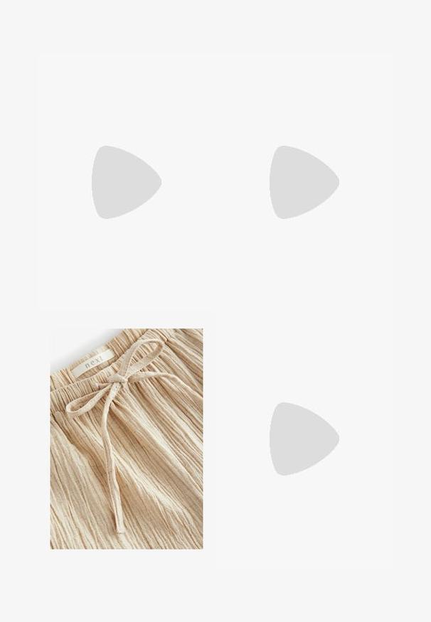 Maglietta a maniche lunghe di colore blu navy con righe orizzontali bianche, scollo a girocollo e orlo cropped. Il tessuto sembra morbido con una finitura testurizzata.; Pantaloni corti beige testurizzati con una vita arricciata e un dettaglio di legatura frontale, realizzati in tessuto leggero con sottili linee verticali.; Scarpa lucida rosso scuro con punta tonda, design con lacci, suola in gomma e lacci neri, dotata di parti in metallo argentato e bordi cuciti.; Borsa hobo in suede marrone con forma curva, tracolla singola, chiusura con zip e superficie liscia. Design semplice con dettagli hardware minimi.