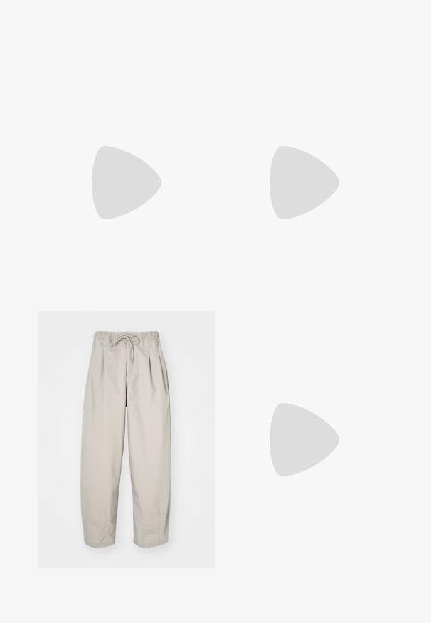 Sininen ja musta raidallinen jalkapallo-asu lyhyillä hihoilla. Ominaisuuksiin kuuluu pyöreä kaula-aukko, Nike-logo ja vaaleansinisellä teksti "betsson.sport".; Haal beige, kevyet housut, joissa on joustava vyötärö ja nauhakuulut. Täydentää pleatit ja löysä istuvuus, valmistettu pehmeästä, sileästä kankaasta.; Hopea urheilukenkä, jossa on tyylikäs muotoilu, verkkomaiset paneelit, pehmustettu kieli, teksturoitu synteettinen päällinen ja kumipohja pidon parantamiseksi.; Musta Nike-pussi, jossa on vetoketjukiinnitys, teksturoitu kangas, ruskeat yksityiskohdat ja irrotettava hihna. Etupuolella on suuri Nike-logo.