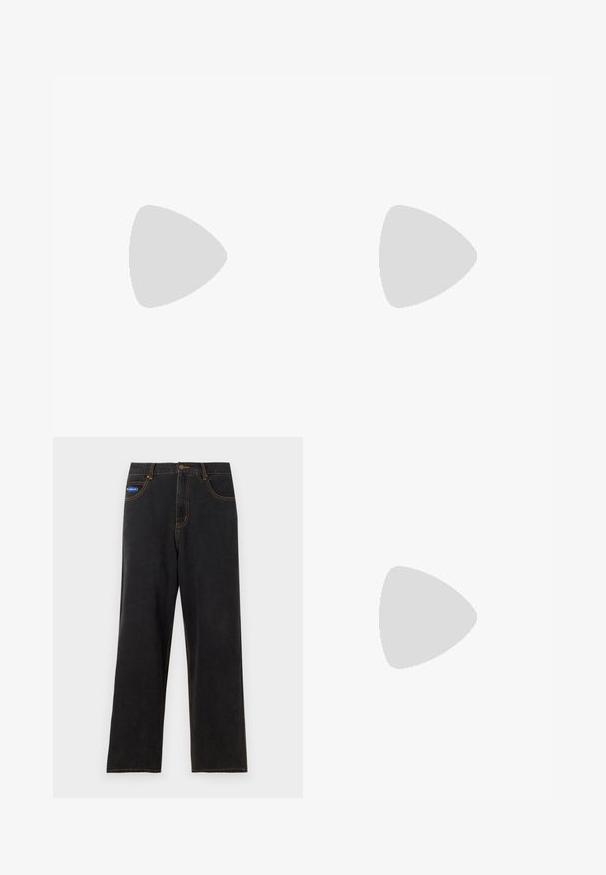 Grijze katoenen T-shirt met korte mouwen, ronde hals en een klein bruin logo op de linkerborst. Soepele textuur en een comfortabele pasvorm.; Zwarte denim broek met rechte pijpen, contrasterende oranje stiksels, vijf zakken en een knoopsluiting. Bevat een klein blauw merkembleem.; Donker marineblauwe suede en leren sneakers met zwarte veters, voorzien van drie strepen en een gumrubberen zool. G gedragen met witte geribbelde sokken.; Zwarte ovale zonnebril met donkere lenzen, dikke monturen en zilveren stipaccenten aan de zijkanten. Gladde kunststof materiaal, hedendaags ontwerp.