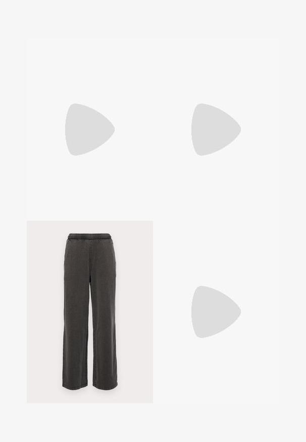 Top preto canelado de mangas curtas com um decote redondo e um pequeno logótipo no peito, colocado sobre um fundo branco liso.; Calças largas de cor cinza-escuro, feitas de um tecido suave, com uma cintura elástica, apresentando dois bolsos laterais e bainhas retas. Sem padrões visíveis.; Bota de couro castanha escura até ao meio da panturrilha, com sola preta, salto baixo e tira decorativa com fivela dourada à volta do tornozelo, apresentada de lado.; Zign Pulseira - silver-coloured