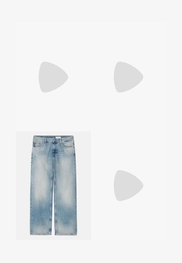 Bílá bavlněná trička s kulatým výstřihem, krátkým rukávem a rovnym lemem. Štítek označený "Won Hundred" uprostřed výstřihu.; Světle modré džíny s širokým střih, s vybledlým designem, pěti kapsami a zapínáním na knoflík. Rovný střih se třepícími se okraji.; Černé klínové sandály s hladkým koženým povrchem, s překříženými popruhy a výřezovými detaily, a plochou, flexibilní podrážkou.; Hnědá semišová tote taška s dvěma dlouhými uchy, hladkým povrchem a šitými detaily, s jednoduchým, strukturovaným designem.