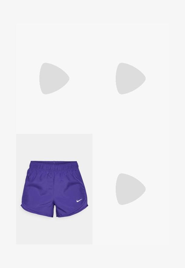 Weißes ärmelloses Sportoberteil aus glattem Stoff, mit Rundhalsausschnitt und kleinem schwarzen Nike-Logo auf der Brust.; Lila Sportshorts aus glattem Stoff, mit einem elastischen Bund und einem weißen Nike-Logo auf der unteren rechten Seite.; Laufschuh mit einem leichten cremefarbenen Obermaterial, blauer Markenkennung und orangefarbenen Akzenten an der Sohle. Mesh-Struktur für Atmungsaktivität.; Weiß gerahmte Sonnenbrillen mit großen, verlaufenden Gläsern, die von einem rosa bis hellorange Farbverlauf reichen, akzentuiert durch ein blaues Nasenstück und ein Logo-Detail.