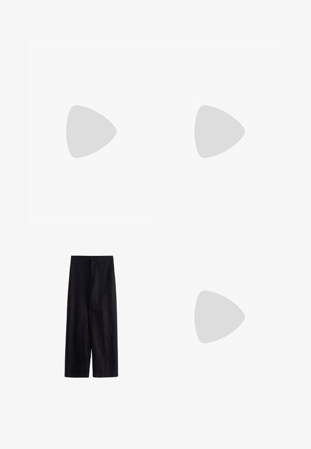Top de tirantes finos de algodón blanco, diseño ajustado, textura suave y sin patrones o adornos visibles.; Pantalones de pierna ancha negros, confeccionados en una tela ligera. Cuentan con una cinturilla plana, cremallera frontal y bolsillos, adecuados para uso casual o formal.; Zapatos de tacón slingback de charol negro con punta afilada y tacón geométrico en bloque. Presentan un diseño elegante y minimalista, así como una textura suave.; Bolso tote de cuero negro con textura lisa, forma rectangular y dos asas largas. Sin herrajes ni adornos visibles.