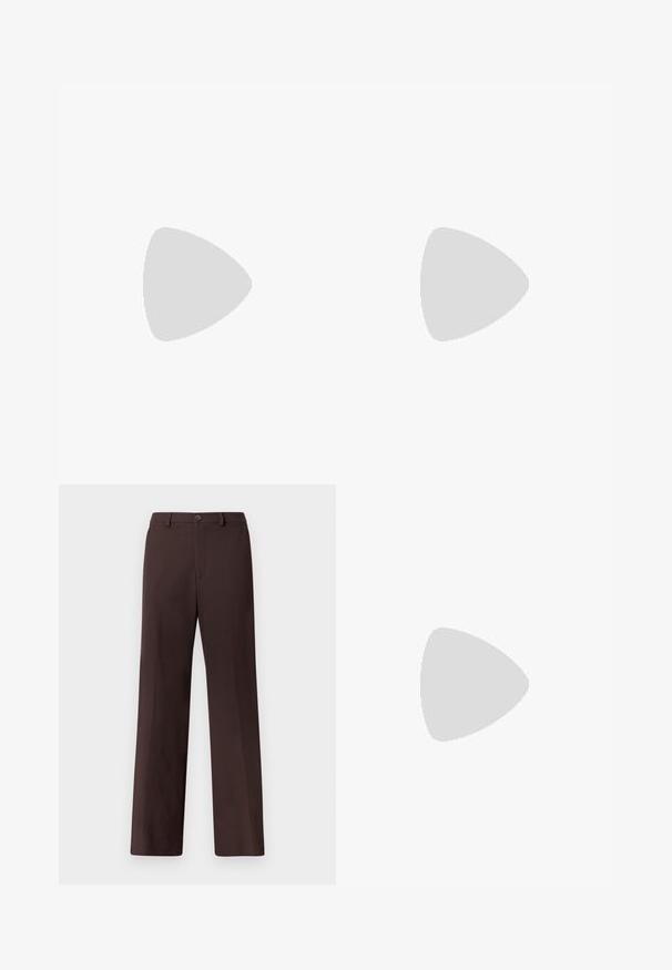 T-shirt preto de mangas curta feito de algodão. Design clássico de decote redondo com uma textura suave e uma silhueta ajustada.; Calças castanhas de perna larga com textura lisa, apresentando fecho de botão, bolsos frontais e um design ajustado sem padrões visíveis.; Botim de tornozelo pretos em verniz com bico quadrado e salto geométrico robusto. Apresenta uma textura suave e brilhante, além de uma pega traseira para facilitar o calçar.; Bolsa tote preta em couro com textura lisa, forma retangular e duas alças longas. Sem hardware ou enfeites visíveis.