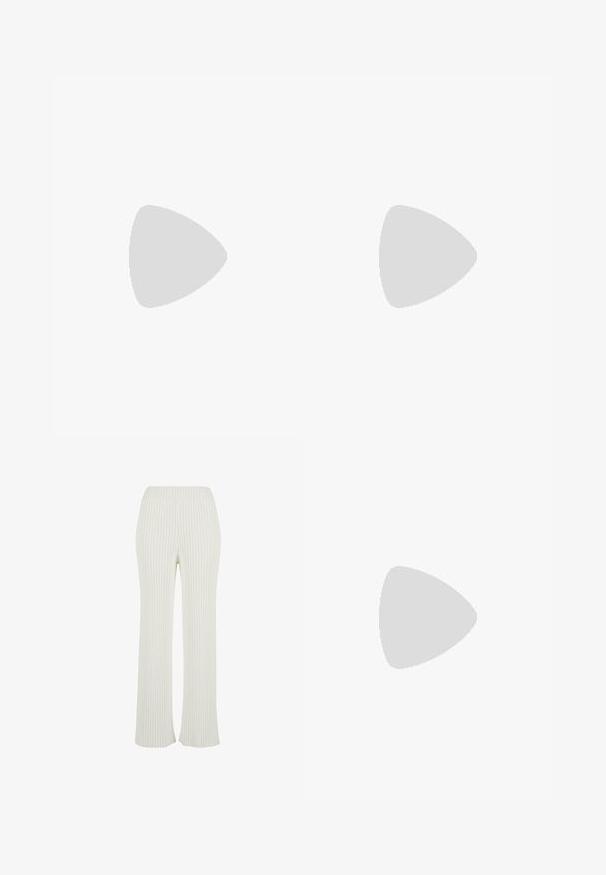 Bílý žebrovaný top s krátkým rukávem, který má výstřih se šněrováním a krajkovými detaily na límci. Vlnkované okraje na lemech rukávů.; Krémové žebrované pletené kalhoty s rozšířeným designem. Mají široký elastický pas a vertikální pruhy pro zvýšení textury.; Hnědé semišové kozačky po lýtka s černými gumovými podrážkami nošené na nahých nohách, s mírným pomačkáním na nohavicích.; Bežová kabelka přes rameno s hladkým koženým povrchem, strukturovaným tvarem, dvěma ušima a postranním zdobením na sponách. Vytvořeno v elegantní kombinaci s černými lodičkami.