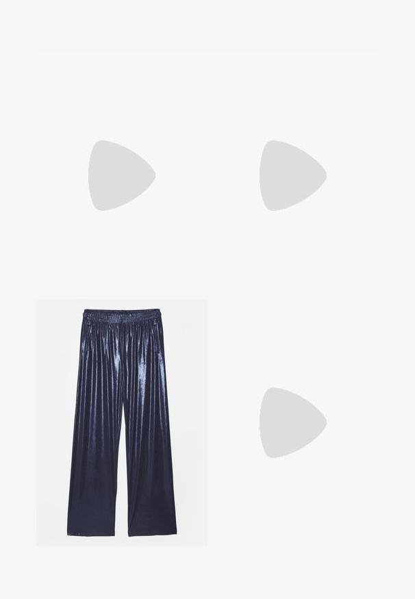 Top asimétrico negro hecho de un tejido suave con un ligero drapeado. Presenta un diseño de un solo hombro y un detalle mínimo.; Pantalones de pierna ancha azul marino metálicos con cintura elástica, que cuentan con una textura suave y brillante y dos bolsillos laterales.; Stuart Weitzman NUDIST II - Sandalias de tacón - black; Bolso cruzado de cuero negro con dos bolsillos frontales, hebillas doradas, cierre de cremallera y una correa delgada. Superficie texturizada y forma rectangular compacta.