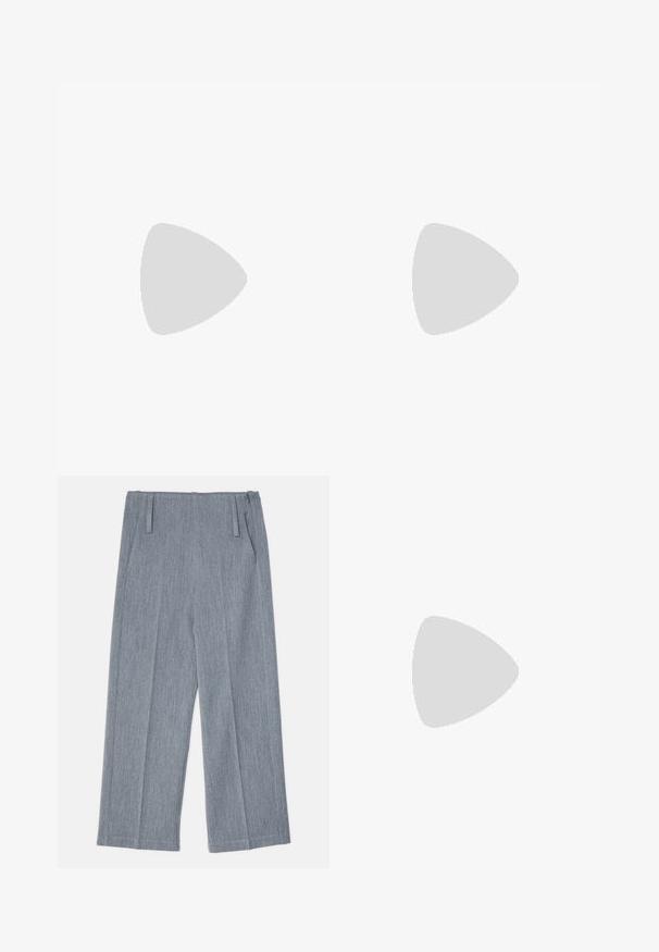 Geribbelde brei haltertop in diep paars met hoge nek en uitgesneden rug. Heeft een naadloos ontwerp met een schuine vorm en een aansluitende silhoët.; Lichtgrijze, wijde broek van textuurstof, voorzien van twee voorplooien en twee zijzakken. Strak, op maat gemaakt ontwerp.; Zwarte leren ballerina met een ronde neus, gladde textuur, minimale stikdetails en een flexibele zoolontwerp.; Ree Projects ANN TOTE MINI - Handtas - black