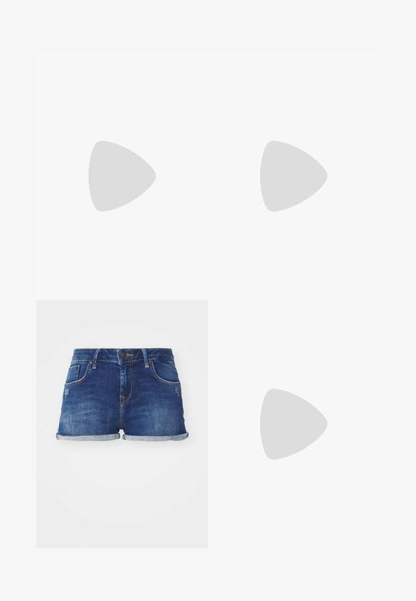 JDY NANNA NOOS - Top - cloud dancer/sky captain; Mørkeblå denimshorts med slidte detaljer, fem lommer og oprullede nederkanter. Har kontrasterende syninger og knaplukning.; Sorte læder balletflade sko med rund tå, en lille sløjfedetail på fronten og en lav, rektangulær hæl. Glat tekstur.; Blå denimtaske med en polstret, rund form og et buet håndtag. Teksturen er blød med synlige syninger og en glat finish.