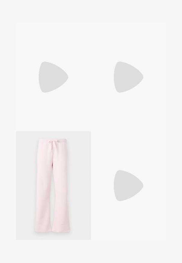 Svart og hvit ribbet tanktop med asymmetrisk halslinje; myk bomullsblanding; tettsittende design; ingen synlig maskinvare eller mønstre.; Lyse rosa joggebukser laget av myk stoff, med elastisk midjebånd og snøring, samt flared bendesign.; Hvit lær sneakers med perforert tåboks, teksturert såle og hvite snørebånd, paret med vide røde bukser og en blå og gul bakgrunn.; Rød lærveske med en vinklet, geometrisk design. Har en enkelt justerbar stropp og en klaffelukking med sydd detaljer.