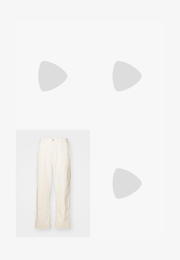 Langärmliges, weißes T-Shirt aus weicher Baumwolle. Rundhalsausschnitt mit geraden Saumabschlüssen und ohne sichtbare Muster oder Grafiken.; Cremfarbene weite Hose aus Baumwolle, ausgestattet mit seitlichen Taschen, einem Knopfverschluss und dezenten Nähten.; Schwarze Lederloafer mit runder Zehenform, ausgestattet mit einem gesteppten Design, niedrigem Plattformsohle und einer strukturierten, genoppten Gummisohle.; Schwarze Sonnenbrille mit quadratischem Rahmen, dicken Bügeln und dunklen Gläsern. Hergestellt aus Kunststoff und hat eine glatte, matte Oberfläche.