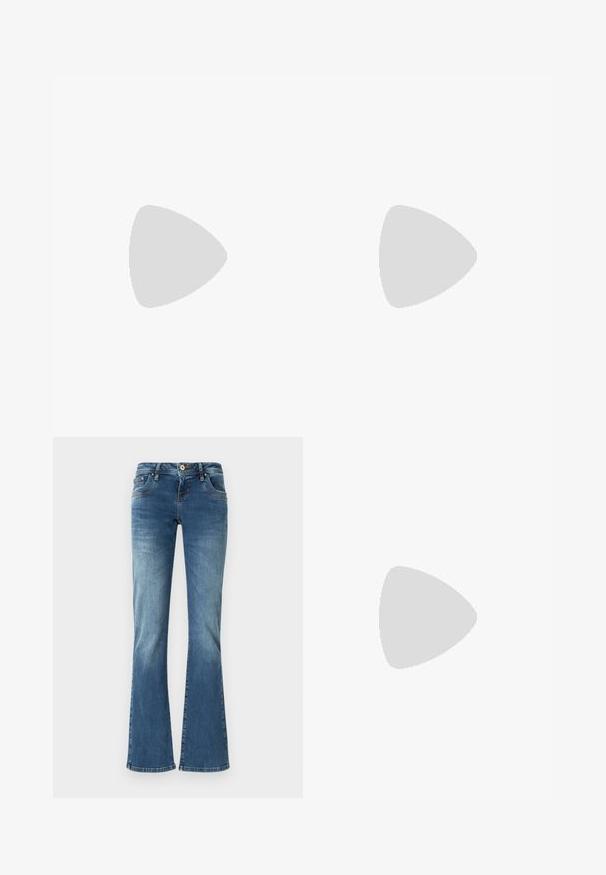 Body bianco a maniche lunghe realizzato in tessuto liscio e elasticizzato; presenta un collo rotondo e una chiusura a scatto nella parte inferiore.; Jeans in denim a zampa d'elefante blu medio con cuciture a contrasto, cinque tasche e chiusura classica con bottone e zip.; Sneaker bianco in pelle con punta perforata, suola testurizzata e lacci bianchi, abbinati a pantaloni rossi larghi e uno sfondo blu e giallo.; Top verde con dettagli in pizzo sulle spalle e sul collo, con un design aderente e tessuto morbido. Abbinato a pantaloni di colore chiaro.