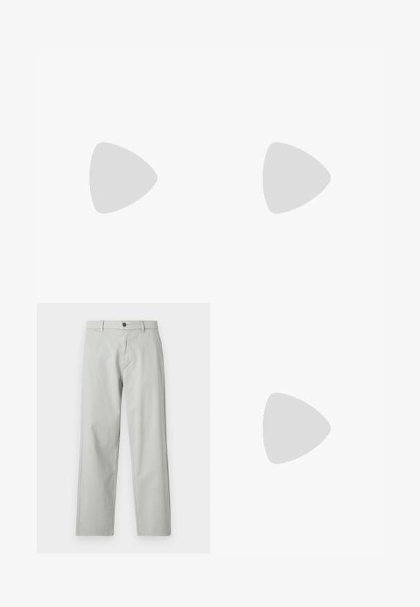 Polo de manga longa verde-escuras com colarinho e fecho de meia-zíper na frente. Feito de um material suave com uma textura lisa.; Calças cinza-claro, de perna reta, feitas de um tecido suave e tecido. Apresentam um fecho frontal com botão e bolsos laterais. Estilo minimalista.; Sapatos de pele preta com um acabamento liso, com atacadores e bico arredondado, combinados com calças cáqui arregaçadas.; Óculos de sol angulares pretos com lentes escuras, apresentando um design geométrico arrojado e um acabamento mate. Usados por uma pessoa com cabelo curto.; Colar de pérolas brancas com forma redonda uniforme, superfície lisa e fecho metálico com corrente de extensão para ajuste de comprimento.