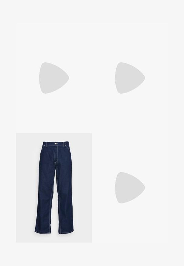 Červeno-bílý fotbalový dres s krátkým rukávem, který má diagonální barevný blok, zlaté akcenty, logo značky a erb. Lehká, prodyšná tkanina.; Tmavě modré džíny s volnými nohavicemi, vysokým pasem, předními kapsami a kontrastním bílým šitím podél švů.; Modré sportovní boty vyrobené z kombinace hladkých a semišových materiálů, se velkým bílým logem ve tvaru šiky, kulatou špičkou a texturovanou podrážkou.; Sluneční brýle s průhledným rámem ve čtvercovém tvaru a gradientními šedými skly. Úzké stříbrné detaily na stranách dodávají na zajímavosti.