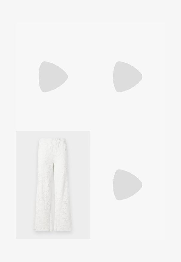 Grønn ermeløs topp med V-hals, med blonde detaljer på skuldrene og en glatt tekstur. Merket er synlig ved halsen.; Hvit blomstret blonde vide bukser med elastisk liv, som har et strukturert stoff og et delikat blomsterdesign overalt.; Svart lær pumps med spiss tå, ankelrem og kraftig hæl. Flat tekstur, strømlinjeformet design og minimalisme.; Svart lær tote bag med glatt tekstur, rektangulær form og to lange håndtak. Ingen synlige deler eller dekorasjoner.