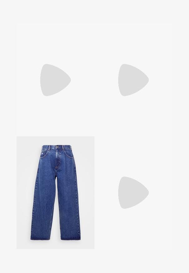 Ljuslila kortärmad T-shirt i bomull, med en liten vit rektangulär logotyp på vänster bröstområde. Mjuk textur.; Breda, blå denimjeans med hög midja, utrustade med fem fickor, knäppning med knapp och subtila blekningar för textur.; Silvriga och svarta träningsskor med en meshtopp, dämpad sula, snörningsdesign och sidobrandsdetalj.; Svarta rektangulära glasögon med klara linser, featuring en platt näsbro och smala bågar, som visar en slät plasttextur.