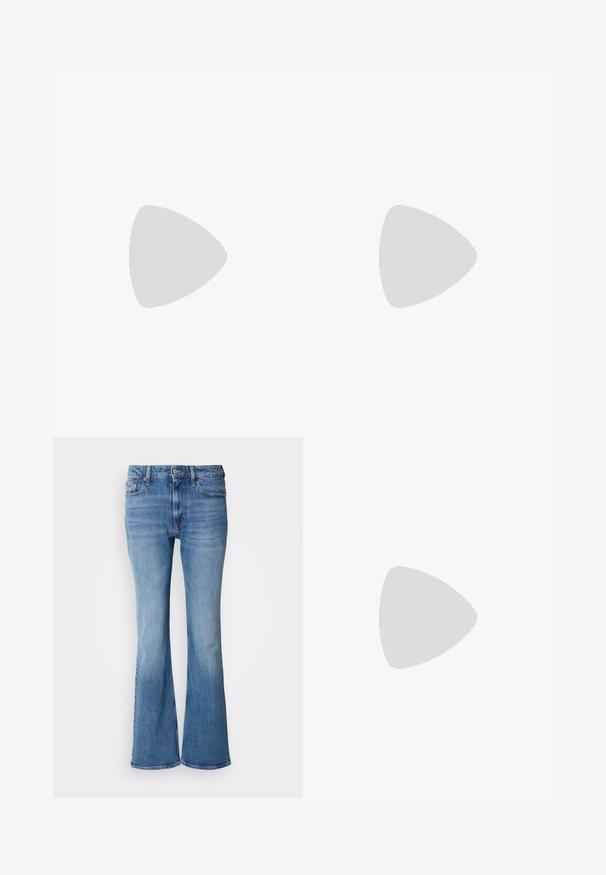 Bluză neagră cu mâneci lungi, din material ribatat, cu guler rotund și un mic logo roșu Diesel brodat pe piept.; Jeans din denim albastru deschis, cu talie înaltă, flared, cinci buzunare, închidere cu nasture metalic și textură decolorată, având o croială clasică prin șold.; Sandală din denim cu platformă împletită și toc mic. Are cusături decorative și un accent metalic pe cureaua superioară.; Geantă din piele artificială albă cu mânere scurte, curea de umăr ajustabilă și accente aurii; prezintă un logo subtil pe față.