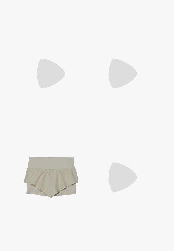 Valkoinen lyhyt tankkitoppi, joka on valmistettu pehmeästä kankaasta. Siinä on pyöreä kaula-aukko ja etuosassa solmittava yksityiskohta helmassa, mikä luo istuvan ilmeen.; Beige urheilushortsit, joissa on liehuva röyhelödesign ja teksturoitu alikerros, jossa on reikiä. Stretchy vyötärö mukavuutta varten.; Vaaleanpunainen juoksukengä, jossa on verkkopinta, ja joka sisältää rakenteellisia yksityiskohtia sekä ruskeita yksityiskohtia. Kevyt pohja, jossa on merkittävä vaimennus.; Mustat, sormettomat treenihanskat, joissa on säädettävä rannekkeen. Varustettu teksturoidulla pidolla ja näkyvällä logolla takana. Kestävä materiaali.