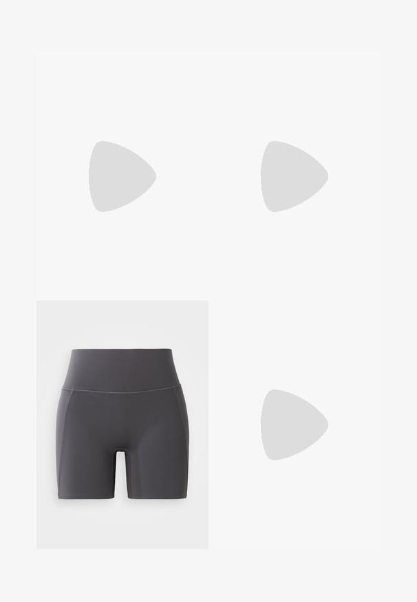 Šedý bezramínkový top s kulatým výstřihem, který má přední twist design a ploché švy pro pohodlí. Měkká, elastická tkanina.; Šedé sportovní šortky s vysokým pasem, vyrobené z hladkého, elastického materiálu. Mají ploché švy a skvělý střih.; Černá sportovní bota s síťovinovým svrškem, gumovou podrážkou a texturovanými akcenty. Design zahrnuje výrazný systém šněrování a polstrovanou podrážku.; Černá nylonová ledvinka s uzávěrem na zip, s velkým bílým logem Nike. Hladký povrch a ergonomický design pro pohodlné nošení.