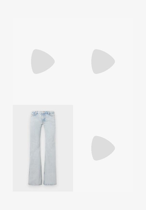 Ärmlös ljusrosa stickad linne med ett strukturerat mönster, rundad halsringning och ribbade kanter. Enkel och figurnära design.; Ljusblå utsvängda jeans i denim. Har midja med metalldykare, femficksdesign och subtila blekningar överallt.; Beige slingbackklackar med spetsig tå och en låg, utsvängd klack. Tillverkade av slätt läder med en minimalistisk design och justerbar rem.; Leopardmönstrad handväska med en svart rem, med en rektangulär form och slät yta. Väskan hålls bredvid svarta punkterade flats.