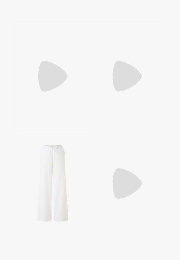 Top bianco a halter realizzato in tessuto morbido. Presenta un profondo scollo a V, design avvolgente e un laccio regolabile in vita. Texture liscia, stile casual.; Pantaloni bianchi a gamba larga realizzati in tessuto leggero con vita elastica e coulisse. Tessuto liscio, senza motivi o accenti visibili.; Infradito in gomma nera con cinturino testurizzato e suola piatta semplice, mostrati di lato su uno sfondo chiaro e uniforme.; Borsa intrecciata color borgogna con silhouette arrotondata, manico singolo e finitura testurizzata. Chiusura con zip nella parte superiore.
