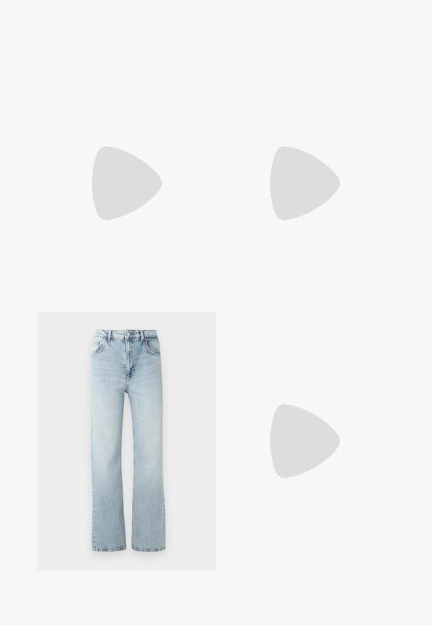 Hvid ærmeløs top med V-hals, lavet af ribbet stof. Har et tætsiddende design og mærket "WE THE FREE" på indsiden.; Lyseblå denimjeans med høj talje, bred benpasform og subtilt slid. Har klassisk fem-lomme design og metalknaplukning.; Sorte laklædersandaler med høje hæle, to spænderemme, firkantet tå og en kraftig blokhæl, der har en glat, blank overflade.; Sort læderhåndtaske med en buet form, aftagelig rem og guldfinish. Tasken har en klap med en spænde detalje.