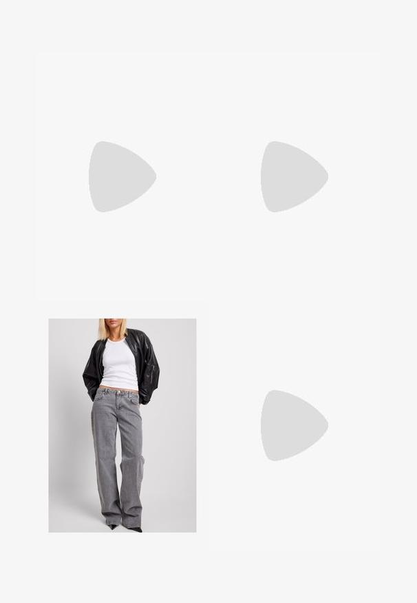 Balts kokvilnas topiņš ar ribotu tekstūru, centrā ar mazu sudraba logotipu. Ar apaļu kakla izgriezumu un bez piedurknēm.; Melna ādas bumbierveida jaka, balts ribots topiņš un augsto vidukļa pelēki džinsi ar brīvu piegriezumu, smalkām šuvēm un akcentējošām kabatām.; Melna ceļa garuma svārki ar sānu šķēlumu, kombinēti ar melniem mokasīniem un caurspīdīgām brūnām zeķbiksēm, izceļoties ar gludu audumu un vienkāršu dizainu.; Melnā auduma soma ar teksturētu ādas ārpusi, augsta taisnstūrveida forma, divas garas rokturi un atvērtā augšdaļa. Redzama aparatūra nav.