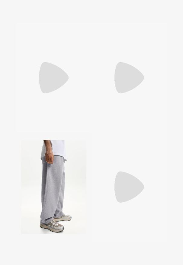 Mäkká, textúrovaná ružová látka s pleteným vzorom, zobrazujúca jemné záhyby a záhyby. Ideálna na oblečenie alebo mäkké čalúnenie.; Sivé tepláky vyrobené z mäkkej tkaniny, s voľným strihom a elastickým pásom. Doplnené béžovými a sivými športovými teniskami.; Tyrkysové semišové členkové topánky s čiernym polstrovaným golierom, zlatými kovovými očkami, bielym prešívaním a robustnou gumovou podrážkou s výraznými drážkami.; Čierne slnečné okuliare s ostrým dizajnom, zelenými sklami a hladkými plastovými rámami. Obsahujú zlaté akcenty na spánkoch.