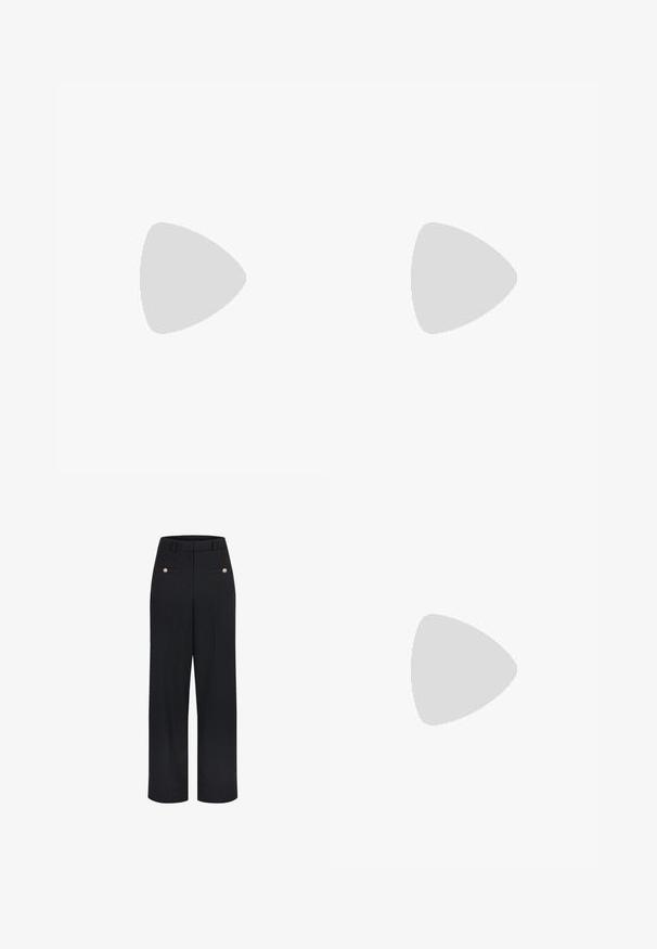 Zwarte haltertop met witte accenten, met een geknoopt rugontwerp, een textuurafwerking en een getailleerde silhouet. Eenvoudig en modern.; Zwarte wijde broek met subtiele streepjes, twee voorzakken met klep en gouden knopen, en ceintuurlussen in de taille.; Zwarte gepolijste leren enkellaars met een spitse neus en een blokhak van gemiddelde hoogte. Glad textuur en minimalistisch ontwerp.; Zwarte handtas met gestructureerde vorm, gladde textuur en een metalen sluiting. Gecombineerd met brede zwarte broeken en sandalen met open teen op een houten vloer.