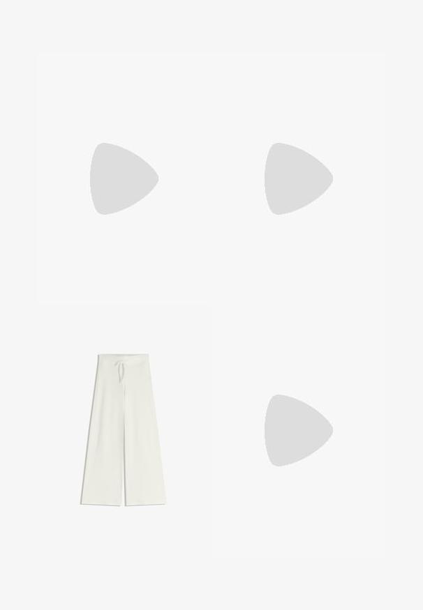 Beige svetr s vysokým límcem, žebrovanými manžetami a lemem. Oversized střih s jemnou texturou. Kombinovaný s hnědou sukni.; Široké bílé kalhoty z měkké pleteniny, s elastickým pasem a stahovací šňůrkou pro přizpůsobení velikosti. Hladká textura, bez vzoru.; Hnědé semišové kotníkové boty s platformou, zaoblenou špičkou a prošíváním; mají poutko vzadu pro snadné obouvání.; Dvě saténové gumičky do vlasů, jedna bílá a jedna černá, se zavinovacím designem a hladkou texturou, vystavené na jednobarevném bílém pozadí.