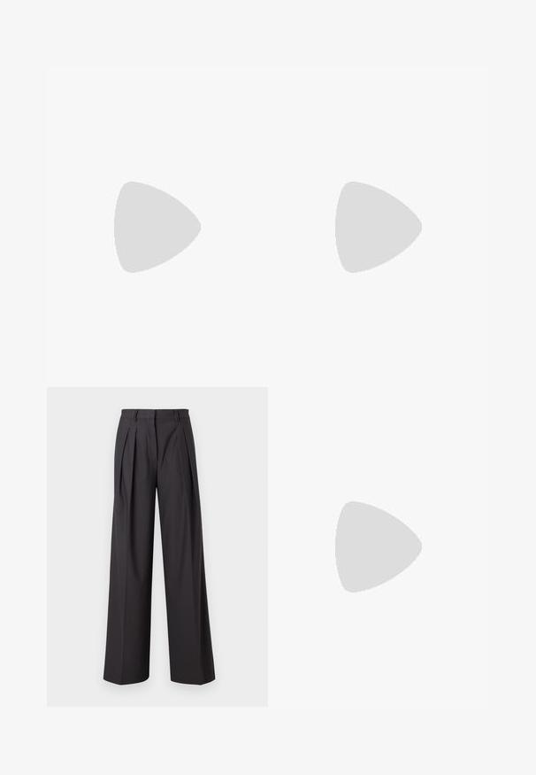 Burgundy langærmet bodysuit med høj hals, lavet af blødt stof, med en tanga skæring i bunden og tætsiddende ærmer.; Bredde ben bukser i mørkegrå stof, med frontfolder, en glat tekstur, en mellemhøj talje og bæltestropper.; Sort læder høje hæle med spids tå og rund, kugleformet hæl. Glat tekstur med et stilrent, minimalistisk design.; Sort læder clutch med samlet tekstur, sølvfarvet metalramme, kys-lås lukning og kædestrop. Glat, blød overflade.