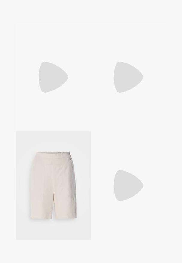 Langärmliges T-Shirt in Olivgrün mit einem blauen Batikmuster. Verfügt über einen Rundhalsausschnitt und eine weiche Textur. Geeignet für die Freizeit.; Cremfarbene Shorts mit lockerem Sitz, flacher Vorderseite, elastischem Bund und dezenten Nähten an den Seiten.; Braune Lederloafers mit glänzender Oberfläche, ausgestattet mit einer dekorativen goldenen Schnalle an der Vorderseite und einem niedrigen Blockabsatz. Klassisches Design.; Helle rosa geflochtene Geldbörse mit einer strukturierten Oberfläche, ausgestattet mit einem goldenen Verschluss. Von einer Person in einem schwarzen ärmellosen Kleid gehalten. Einfaches Design.