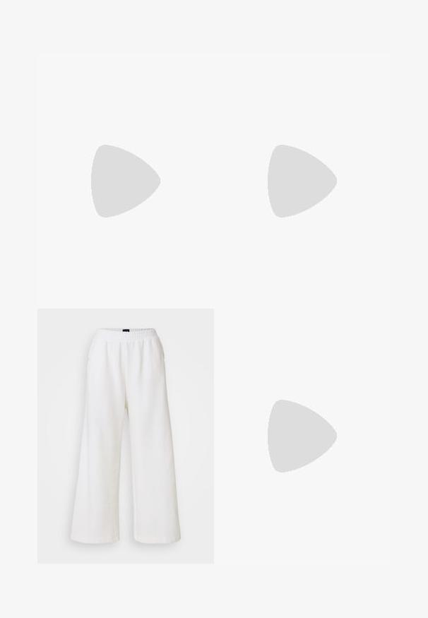 Ribota maikutė iš minkštos terakotos spalvos medžiagos, su plonomis petnešomis, tiesiu iškirpimu ir prigludusia siluetu.; GAP SEAM WIDE LEG - Kelnės - new off white; Baltos aukštos sportinės kedai su storomis, briaunotomis padais ir apvaliu logotipo akcentu, dėvimi su šviesiai mėlynomis plačiakulkėmis džinsinėmis kelnėmis.; Kreminė nerti šiaudų rankinė su balta odos apdaila, dvigubais auksiniais grandinės rankenomis ir stačiakampio forma. Paviršiuje yra tekstūruotas raštas.