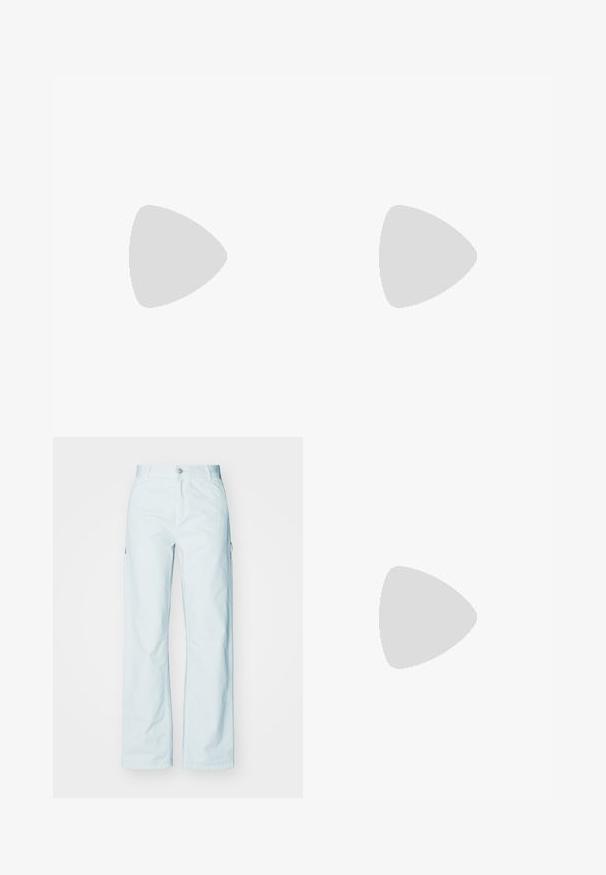 Camiseta de algodón negra con cuello redondo y mangas cortas. Cuenta con un bolsillo frontal con un logo de corazón rojo y texto blanco.; Pantalones cargo de pierna ancha en azul claro, hechos de una tela suave, con bolsillos laterales y cierre de botón. Textura suave y ajuste relajado.; Zapatillas de ante beige con rayas blancas, suelas de goma y punta redonda. Combinadas con vaqueros de denim holgados, que muestran una pierna recta y tela azul.; The North Face TERRA LUMBAR 3L UNISEX - Riñonera - asphalt grey/black