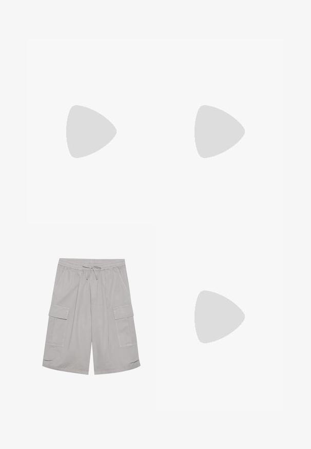Geribbelde, mouwloze top in lichtbeige met een rood "REPLAY Monte Carlo Country Club" logo. Heeft een hoge halslijn en een uniek schouderontwerp.; Grijze cargoshorts met een elastische tailleband, een trekkoordsluiting, twee zijzakken en twee grote cargozakken. Gladde stoftextuur.; Veterschoen gemaakt van gestructureerde grijze stof met zwarte accenten, een dikke rubberen zool en witte stiksels. Rond neuzenontwerp.; Zwarte handtas van kunstleer met een stervormige zilveren accent, dubbele handgrepen en een verstelbare schouderband.