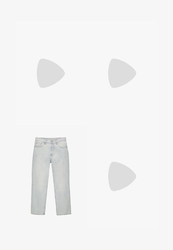 Kortærmet polo i struktureret beige strik, med hvid krave og kant. Båret med olivenfarvede shorts.; Falmede blå denim jeans med lige ben, fem-lommemodel og knaplukning i taljen. Klassisk denimtekstur.; Løbesko i hvid og lys grå med mesh-overdel, sorte og sølv accents samt en polstret sål for støtte og komfort.; Sorte rektangulære solbriller med grønne linser, der har en mat overflade, lige stænger og Ray-Ban-logoet på siden.