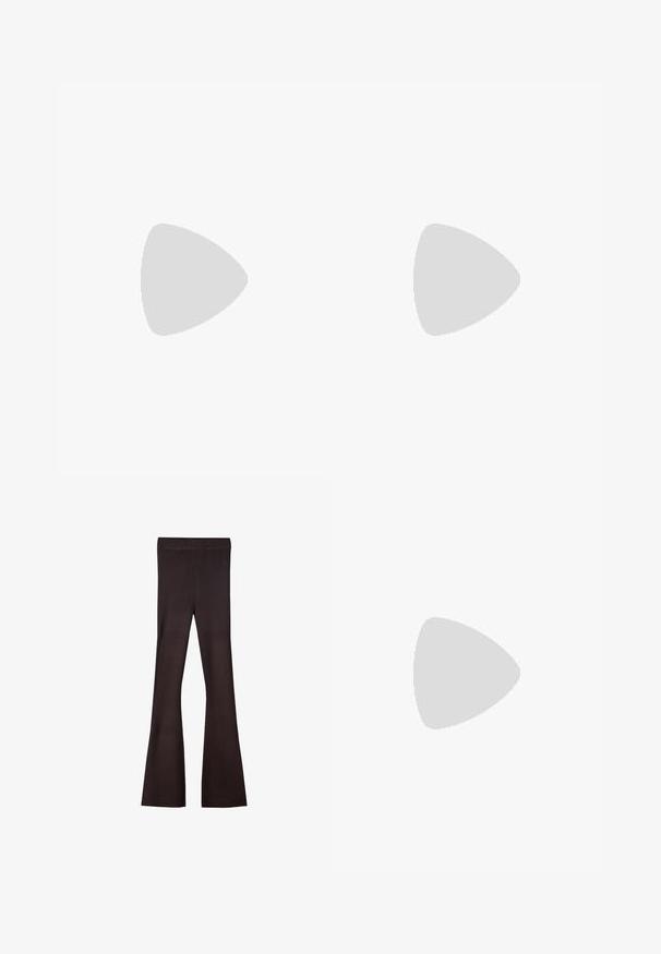 Canottiera bianca in cotone con scollo a giro, aperture delle braccia corte e orlo dritto. Il tessuto appare liscio e leggermente elasticizzato.; Bershka Pantaloni - dark brown; Sandaletta alta con tacco, dalle cinghie sottili e un design elegante, con una finitura dorata, legatura alla caviglia e tacco metallico minimalista. Texture liscia.; Even&Odd Borsa a mano - brown