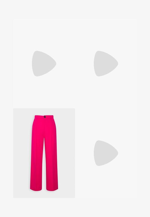 Hvid bluse i blonde med dyb V-udskæring og flæsedetaljer foran. Lange ærmer med flaredesign skaber en let silhuet.; Fuchsia brede bukser med høj talje, frontfald og en enkelt sort knaplukning. Glat tekstur og skræddersyet design.; Hvide høje kanvas sneakers med sort gummisål, gummitåhætte foran og seks øjehuller til snørebånd, der har et rent, minimalistisk design.; Rød læderhåndtaske med et kantet, geometrisk design. Har en enkelt justerbar rem og en klaplukning med syede detaljer.