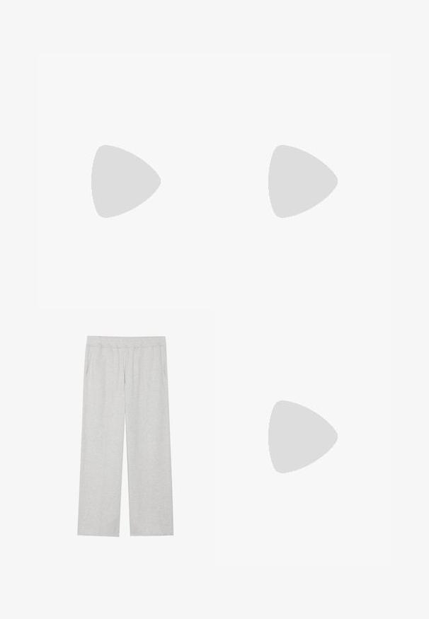 Zwart langärmelig T-shirt gemaakt van zachte, lichte stof. Heeft een ronde halslijn en een rechte zoom. Geen zichtbare patronen of accenten.; Lichtgrijze, wijde sweatpants van zacht materiaal. Heeft een elastische tailleband en zijzakken. Gladde textuur met een strak ontwerp.; Grijze Nike Air Max sneakers met een bovenwerk van gaas en synthetisch materiaal, golfachtig ontwerp, zwarte accenten en een zichtbare luchtkussening.; Rechthoekige zonnebril met een doorschijnend donkergrijs montuur, donkere lenzen en slanke pootjes. Opvallend logo detail op het montuur.