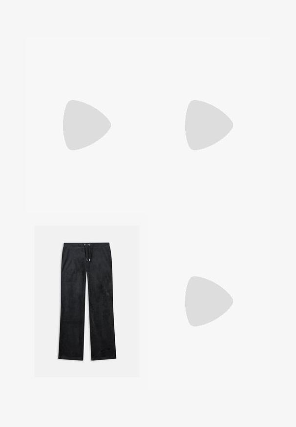 Roosa soonikuga linane t-särk ümmarguse kaelusega, mille ees on valged kirjad "Califreakinfornia Juicy".; Mustad veluurtaskud kitsaste lõikega, millel on paelaga vöökoht ja läikiv "Juicy Couture" teksti detail külgedel.; Must musta platvormiga pahkluudega saapad nelinurkse varbaga ja paksu kõrge plokknina, kujutatud küljelt valge tausta ees.; Hõbedane metallik käekott struktureeritud kujuga, millel on ülemine sang ja ettepoole suunatud paeladetail. Sile tekstuur, peegeldav viimistlus.