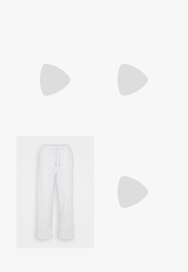 Set di due top senza maniche: uno in verde menta chiaro e uno in nero. Presenta una morbida texture a coste e un classico design con scollatura a girocollo.; Pantaloni della tuta in cotone grigio chiaro, con vita elastica e cordoncino, taglio dritto, senza loghi o motivi visibili.; Sneaker New Balance grigio chiaro e beige con materiale in suede e mesh, colletto imbottito, suola spessa e dettagli riflettenti. Design con lacci.; Orecchino a cerchio in argento con finitura lucida, caratterizzato da piccoli dettagli in oro e una forma tondeggiante, indossato sul lobo.