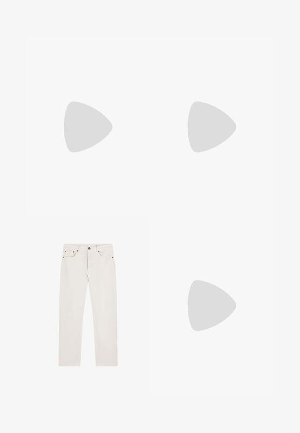Stribet kortærmet t-shirt i cremefarve med marineblå ujævne vandrette striber, med et lille logo på brystet. Blødt bomuldsstof.; Et par off-white denim jeans med lige pasform, fem lommer og sorte metaldetaljer på forsiden. Glat tekstur.; Hvide flip-flops med en tekstureret fodseng, slanke stropper og en flerfarvet accentlinje på sålen. Har logo på stroppen.; Wayfarer-solbriller med mørk skildpaddeplastikramme, grønne linser og sølvfarvet Ray-Ban-logo på stængerne.